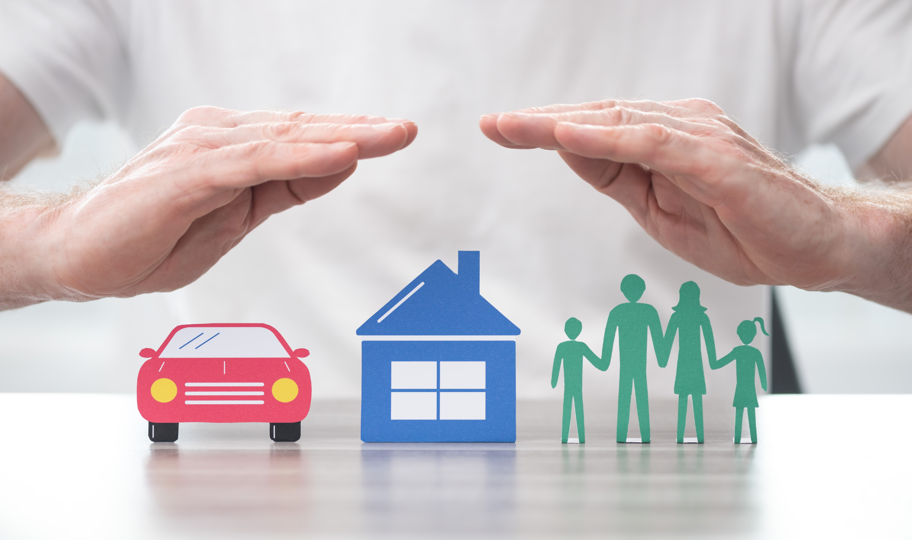 Familia mexicana feliz protegida por seguros EDIMA